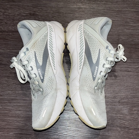 Brooks Adrenaline GTS 22 - Picture 2 of 9